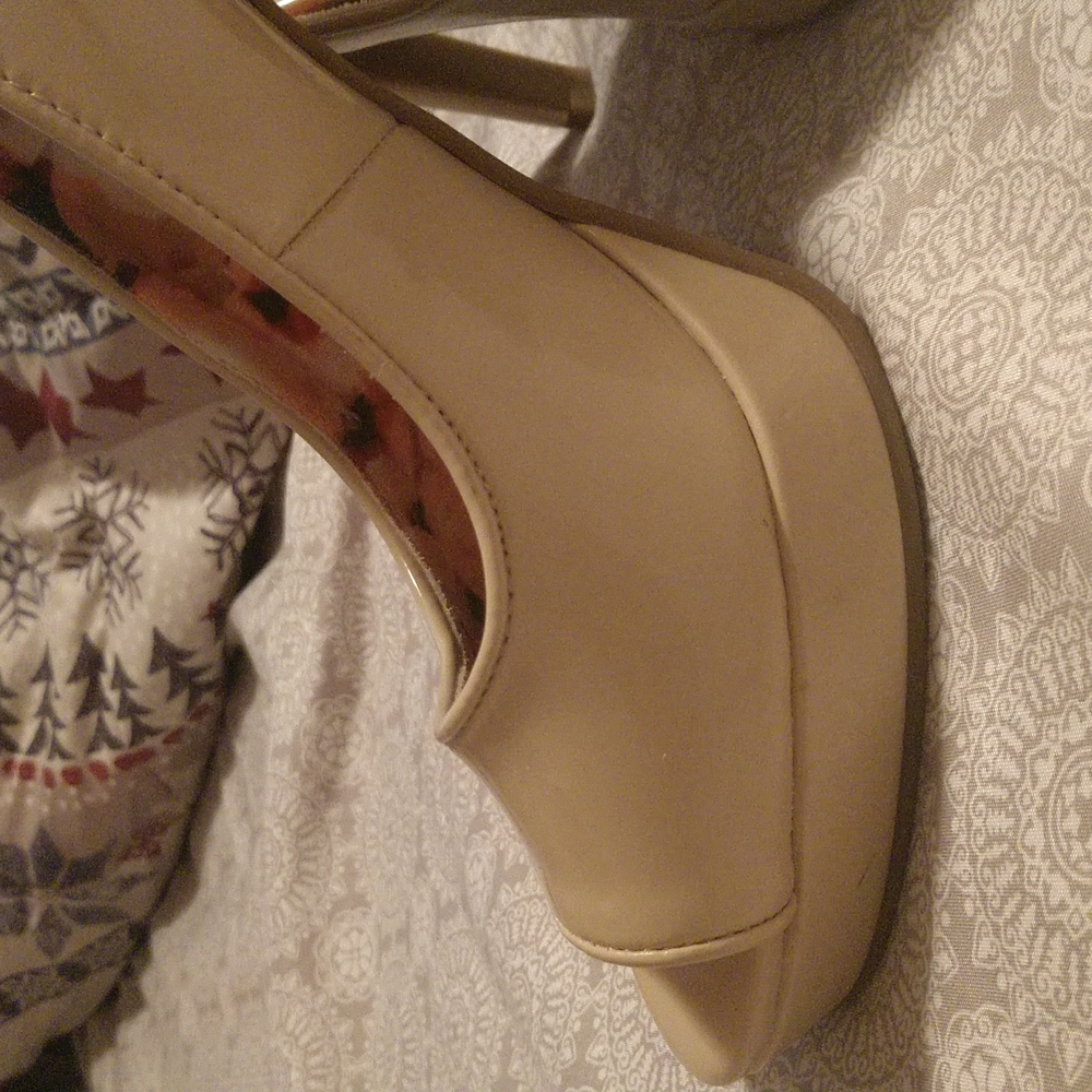 Nude Patent Peep-Toe Pumps Sz 7½ - Picture 2 of 8